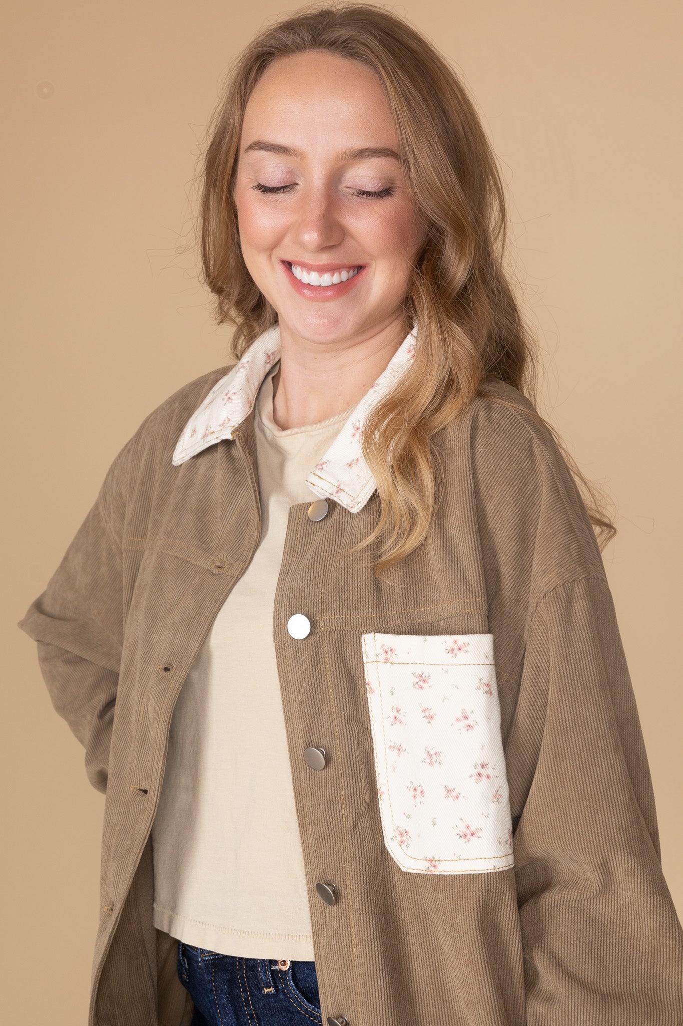 Trendy women’s fall outfit featuring oversized floral corduroy jacket, light jeans, and casual neutral top — ELLX Boutique fashion