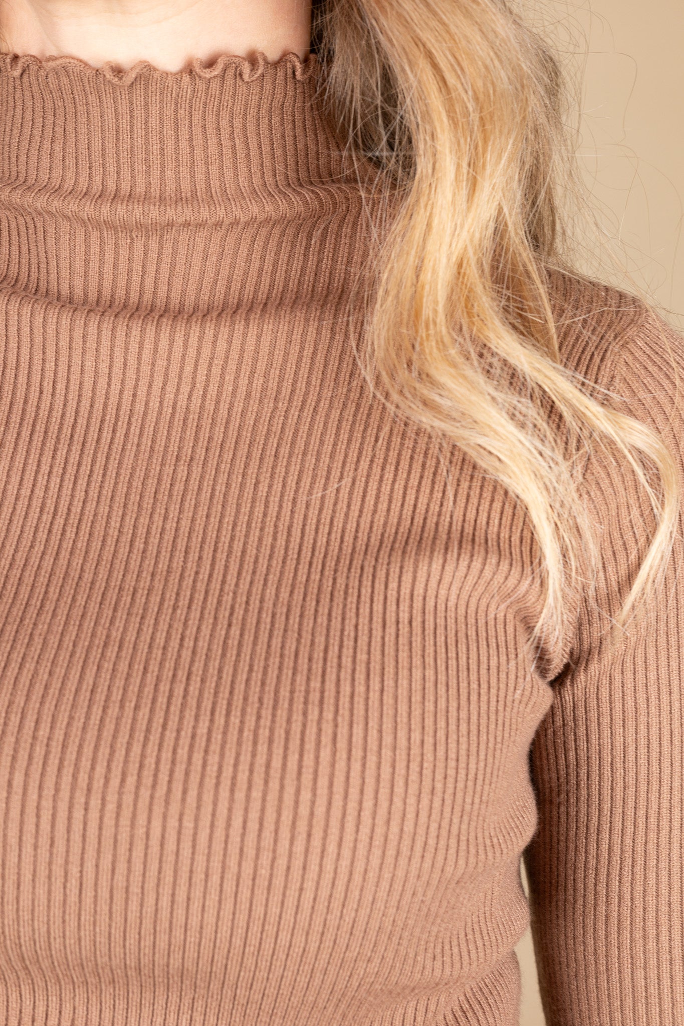 close up deteail of Trendy women’s fall outfit featuring ribbed knit layering turtleneck top paired with jeans and jacket — ELLX Boutique fashion
