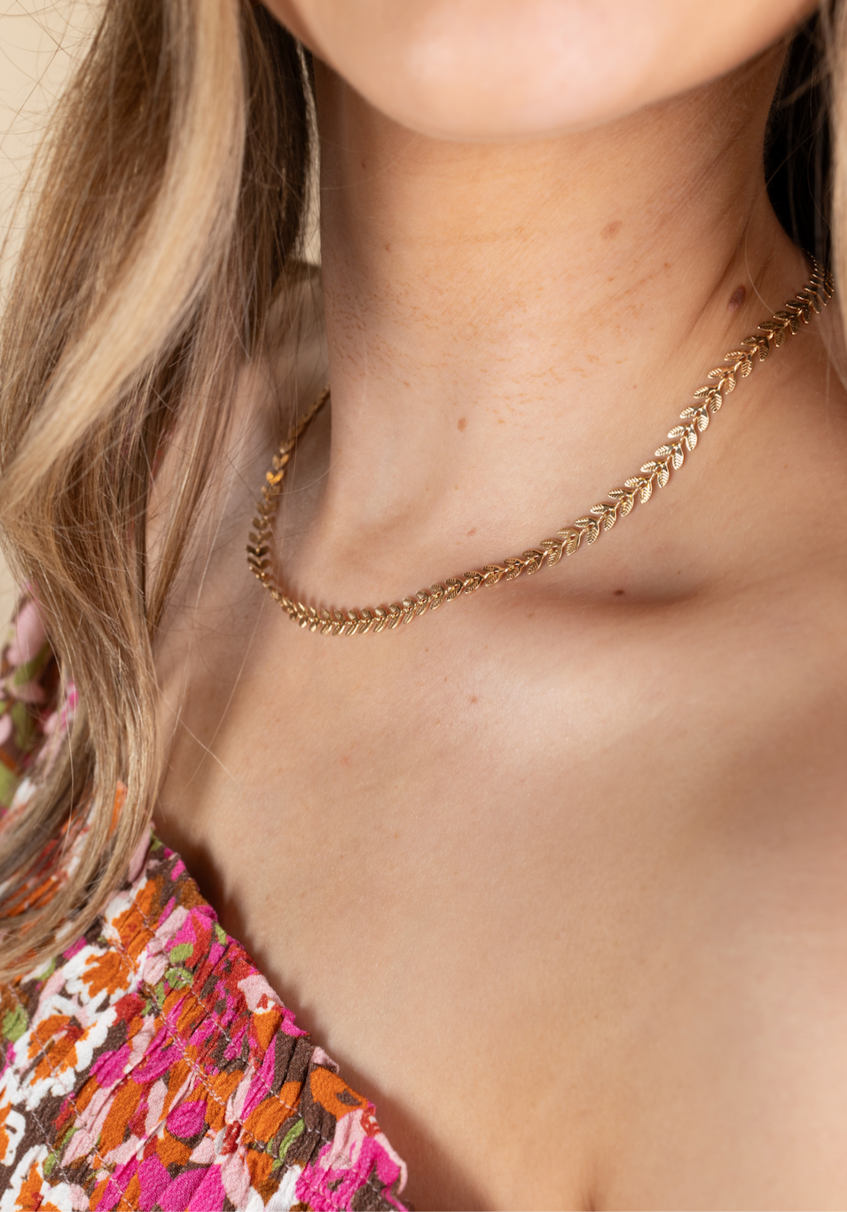 “Gold Leaf Necklace – a delicate and nature-inspired gold pendant necklace for effortless elegance.”

